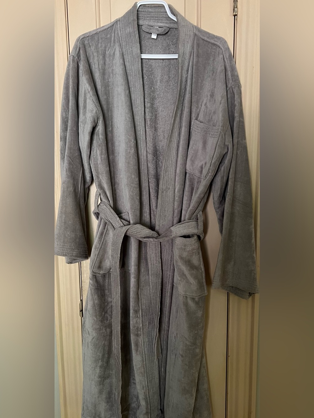Plush Grey Bath Robe with Belt. Size large. NWOT